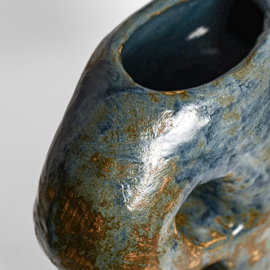 Inspired by the world of nature and architecture, Rémi Bracquemond's ceramics are first and foremost sketches. His studio in the heart of the forest allows the artist to express his passion for flora and fauna in his work. Everyday life, architecture and the ornamentation of buildings are real inspirations for the artist.