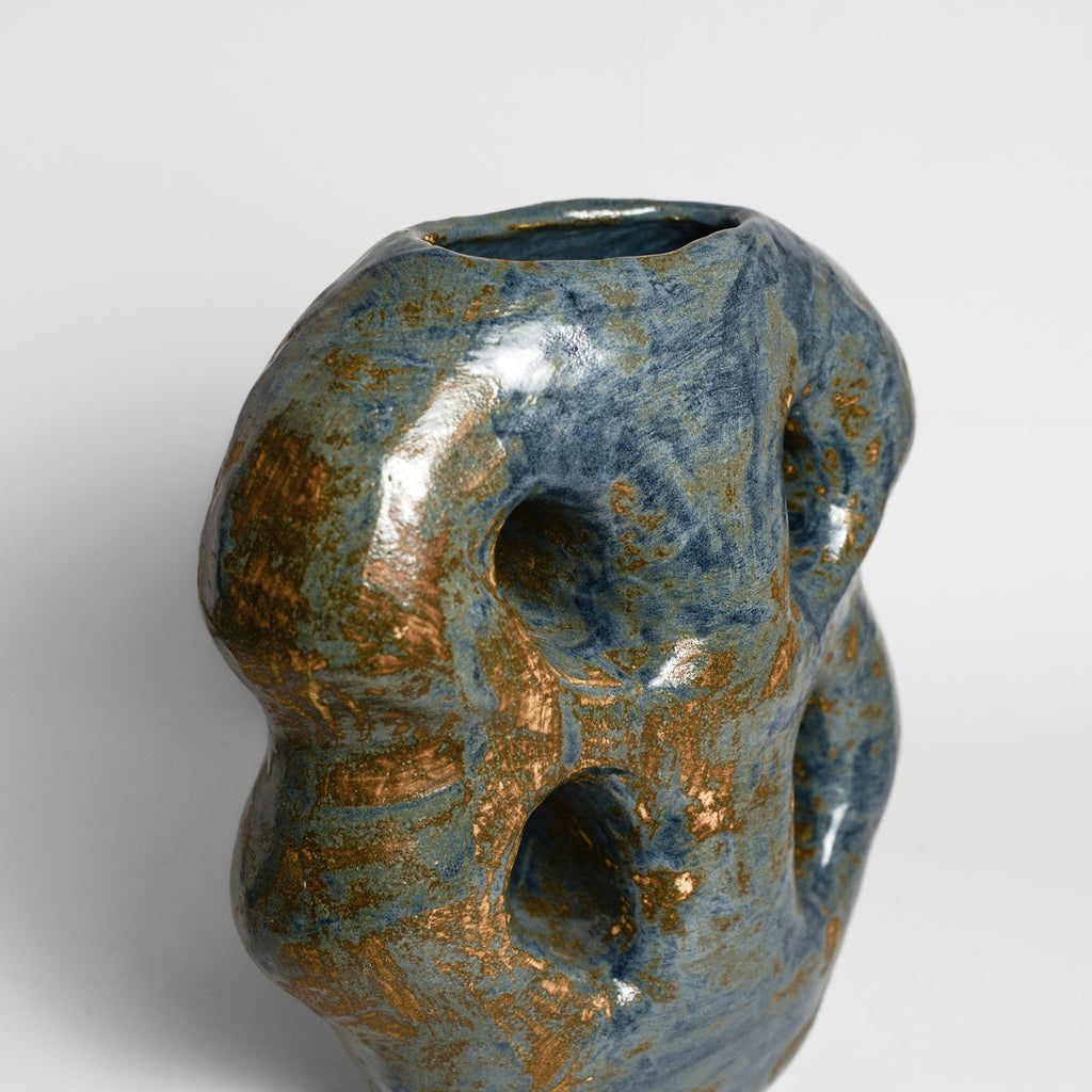 Inspired by the world of nature and architecture, Rémi Bracquemond's ceramics are first and foremost sketches. His studio in the heart of the forest allows the artist to express his passion for flora and fauna in his work. Everyday life, architecture and the ornamentation of buildings are real inspirations for the artist.