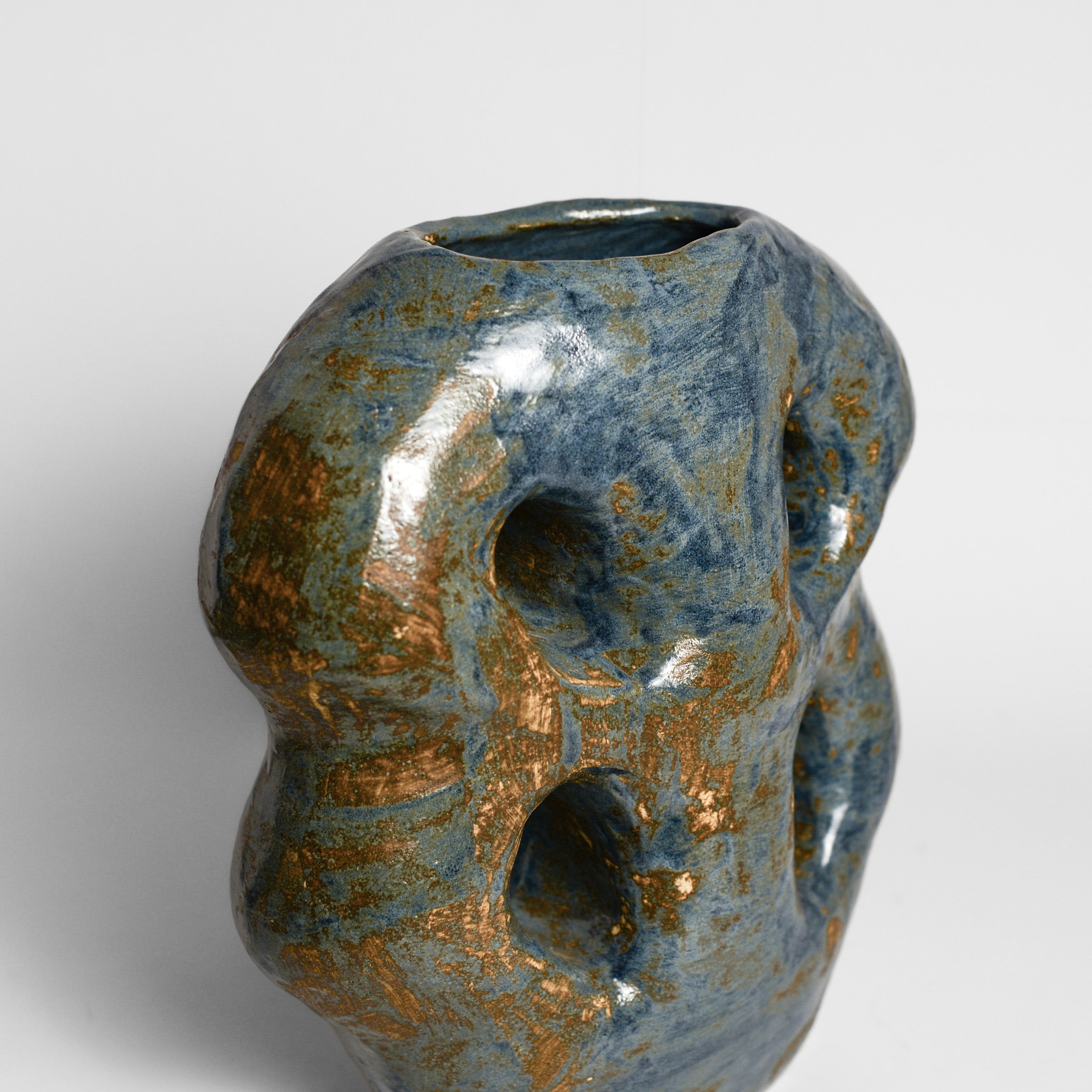 Inspired by the world of nature and architecture, Rémi Bracquemond's ceramics are first and foremost sketches. His studio in the heart of the forest allows the artist to express his passion for flora and fauna in his work. Everyday life, architecture and the ornamentation of buildings are real inspirations for the artist.