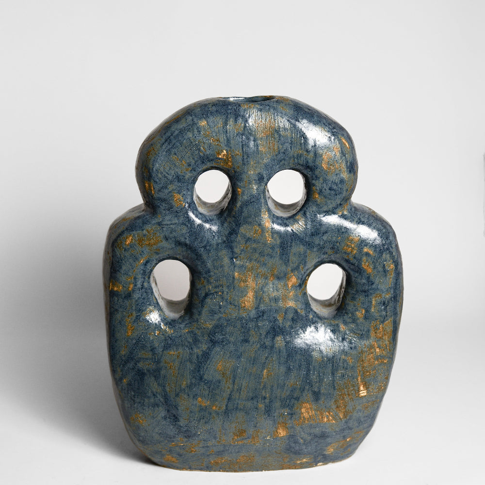 Inspired by the world of nature and architecture, Rémi Bracquemond's ceramics are first and foremost sketches. His studio in the heart of the forest allows the artist to express his passion for flora and fauna in his work. Everyday life, architecture and the ornamentation of buildings are real inspirations for the artist.