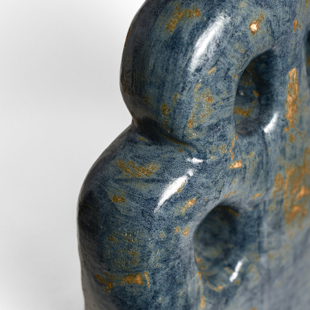 Inspired by the world of nature and architecture, Rémi Bracquemond's ceramics are first and foremost sketches. His studio in the heart of the forest allows the artist to express his passion for flora and fauna in his work. Everyday life, architecture and the ornamentation of buildings are real inspirations for the artist.