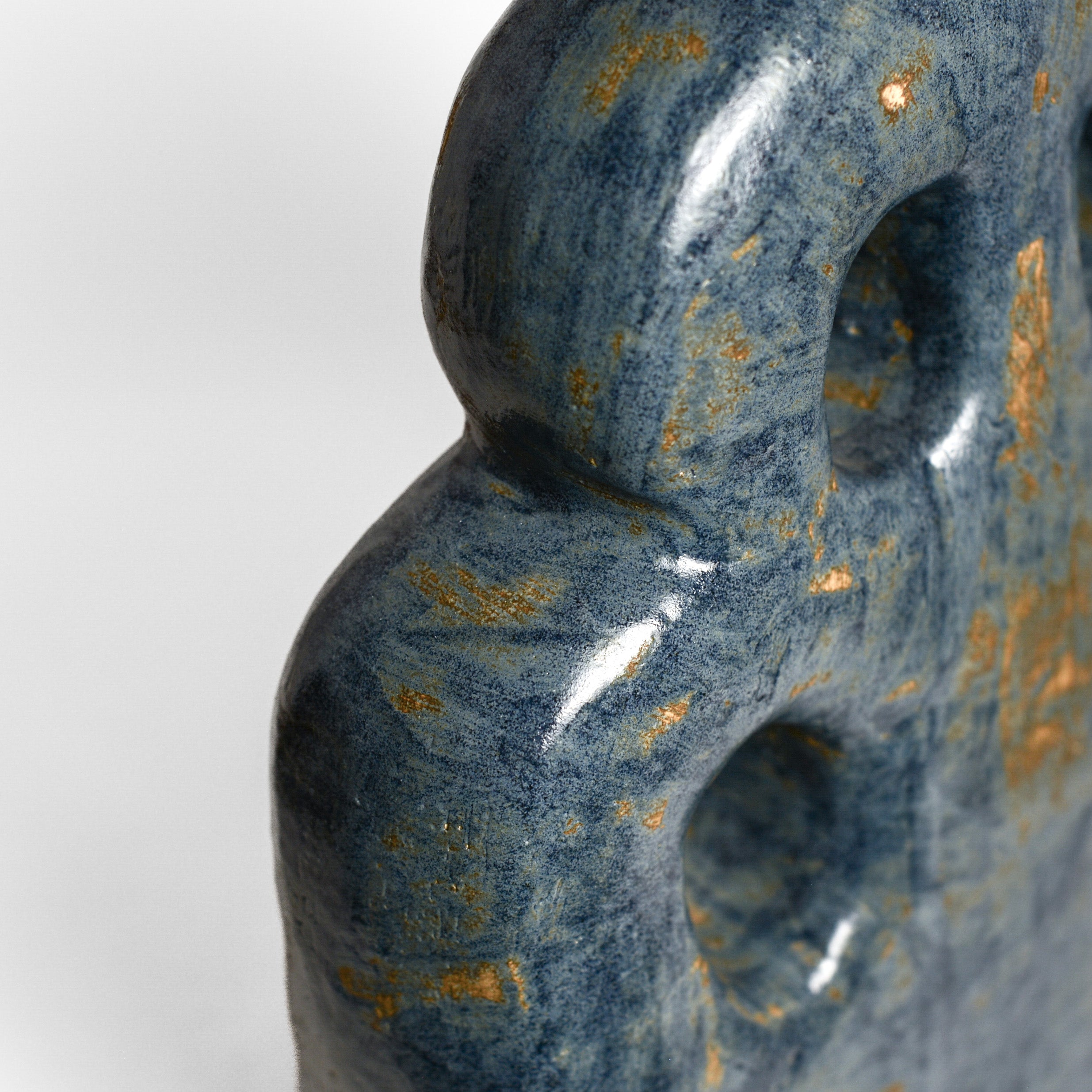 Inspired by the world of nature and architecture, Rémi Bracquemond's ceramics are first and foremost sketches. His studio in the heart of the forest allows the artist to express his passion for flora and fauna in his work. Everyday life, architecture and the ornamentation of buildings are real inspirations for the artist.