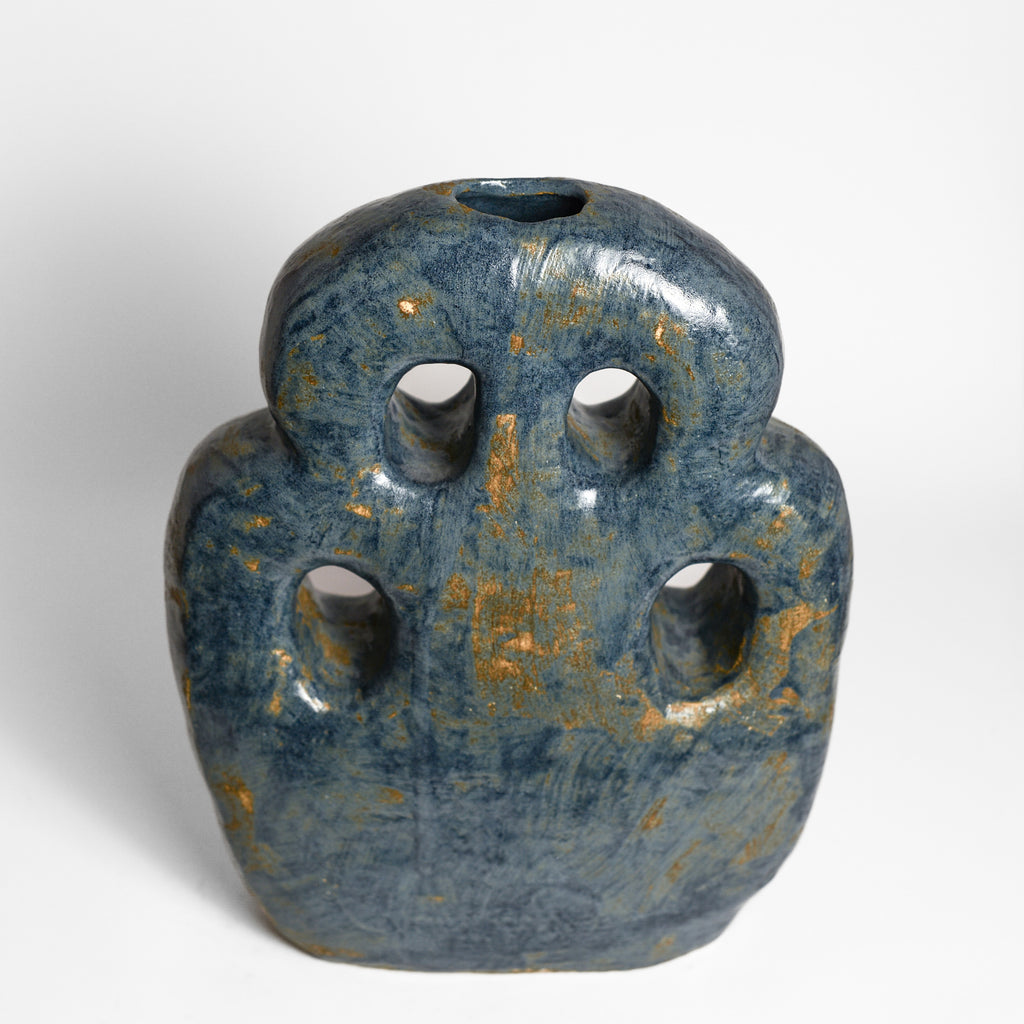 Inspired by the world of nature and architecture, Rémi Bracquemond's ceramics are first and foremost sketches. His studio in the heart of the forest allows the artist to express his passion for flora and fauna in his work. Everyday life, architecture and the ornamentation of buildings are real inspirations for the artist.