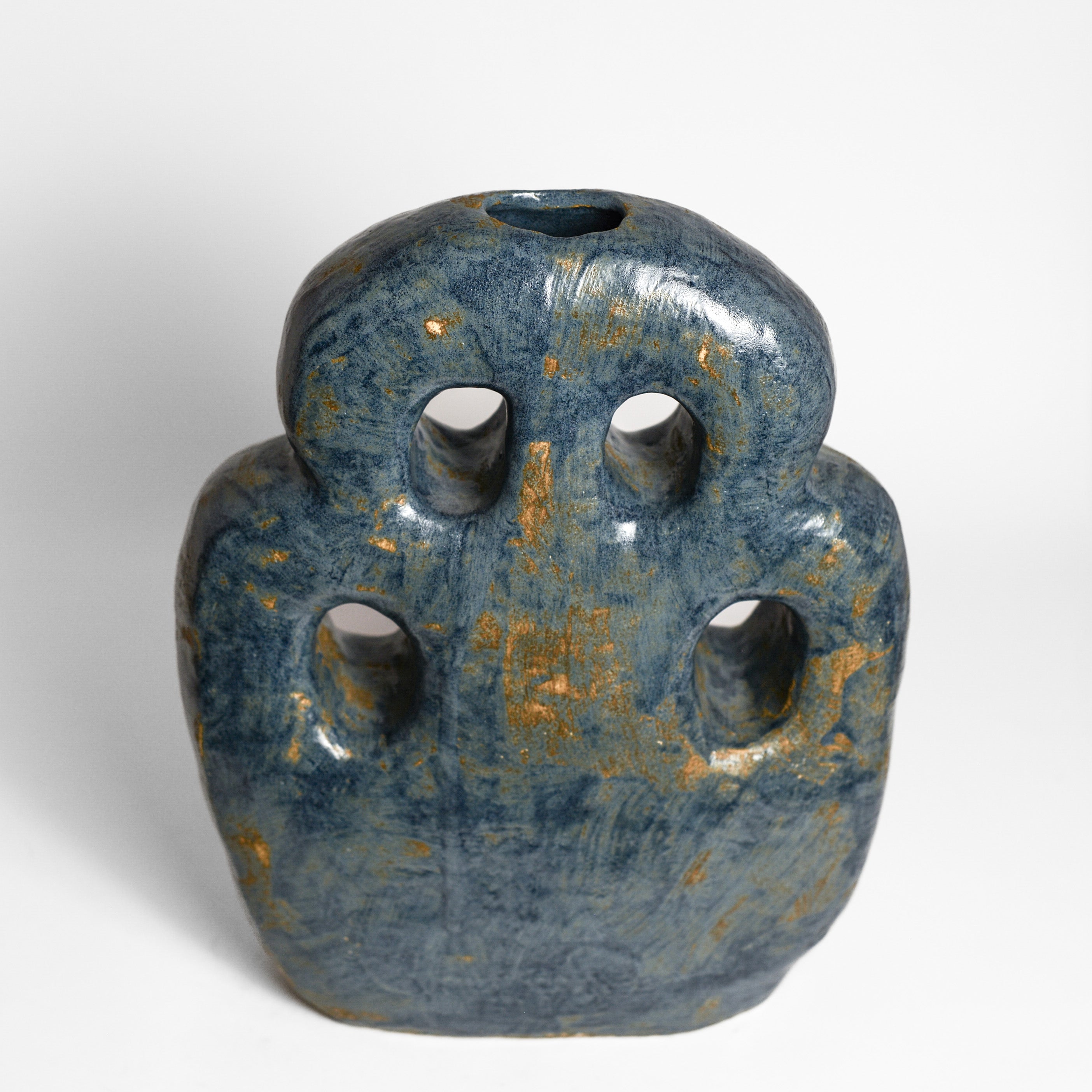 Inspired by the world of nature and architecture, Rémi Bracquemond's ceramics are first and foremost sketches. His studio in the heart of the forest allows the artist to express his passion for flora and fauna in his work. Everyday life, architecture and the ornamentation of buildings are real inspirations for the artist.