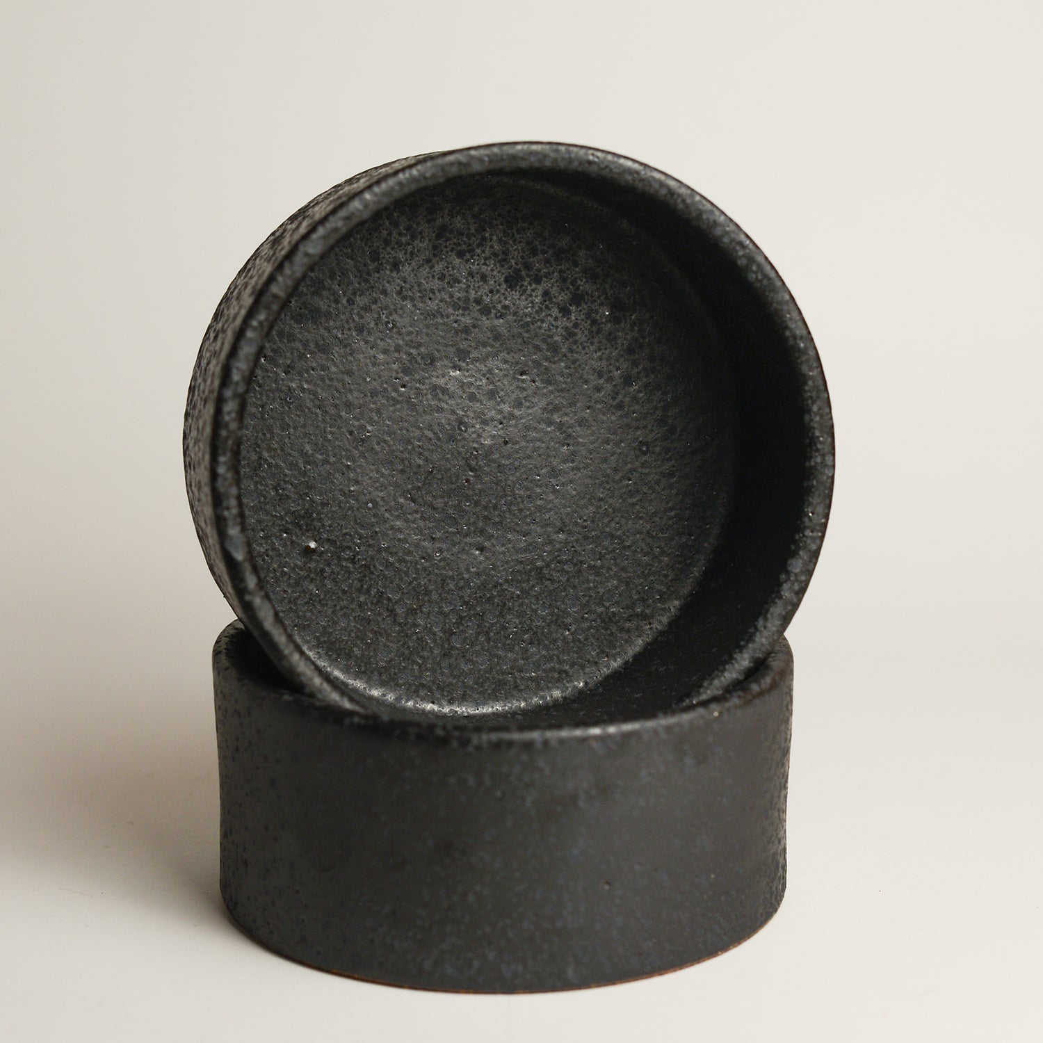 SHARON ALPREN is a Melbourne based ceramic artist based in the Macedon Ranges. Working predominantly with richly coloured and textured stoneware clays and glazes, her work strikes a balance between creating both functional and sculptural pieces for the home. Sharon took up ceramics 15 years ago after relocating to Australia from her native UK where she had a background in Textiles.