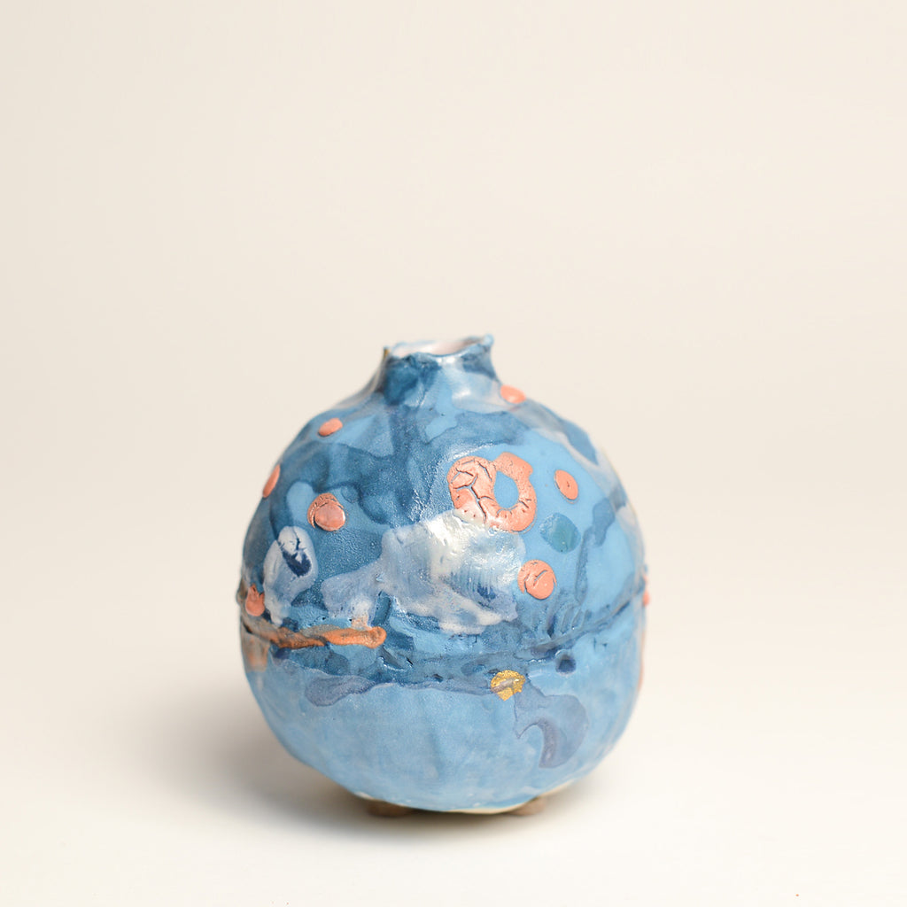 Ceramic vessel handmade by Tessy King using handbuilding and pinching techniques. Tessy is an Australian ceramicist based in Melbourne where she creates contemporary ceramics using handbuilding techniques and playing with texture.