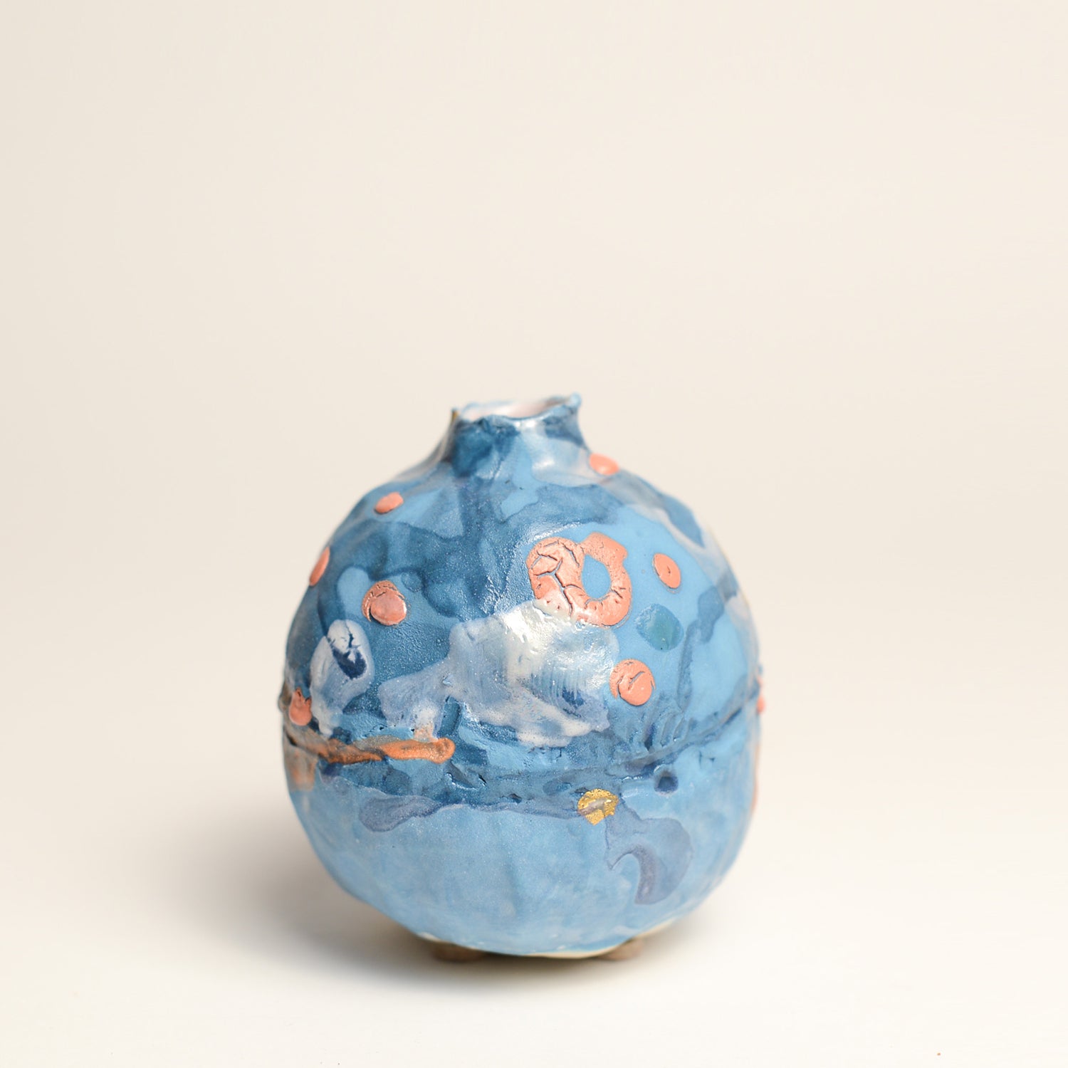 Ceramic vessel handmade by Tessy King using handbuilding and pinching techniques. Tessy is an Australian ceramicist based in Melbourne where she creates contemporary ceramics using handbuilding techniques and playing with texture.