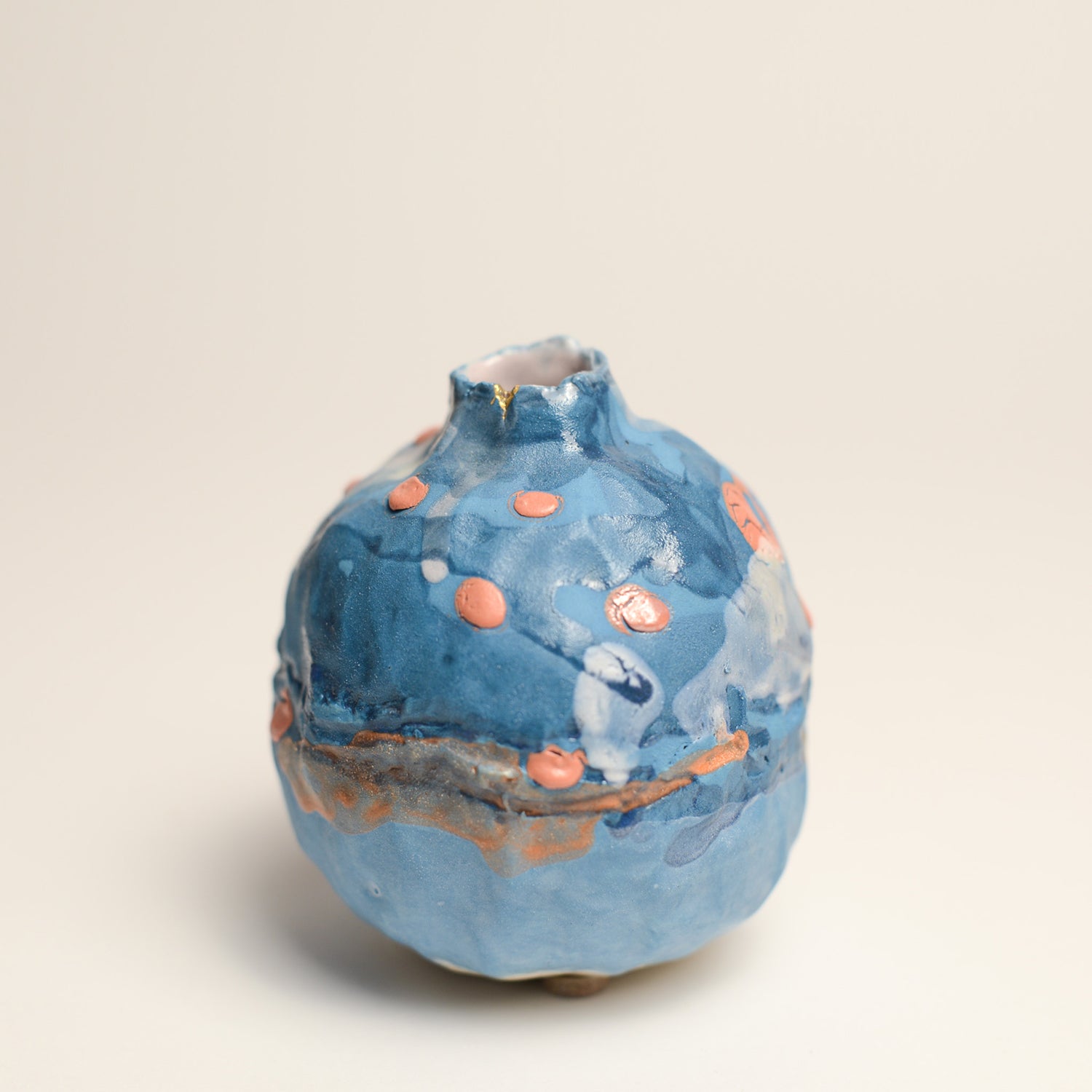 Ceramic vessel handmade by Tessy King using handbuilding and pinching techniques. Tessy is an Australian ceramicist based in Melbourne where she creates contemporary ceramics using handbuilding techniques and playing with texture.