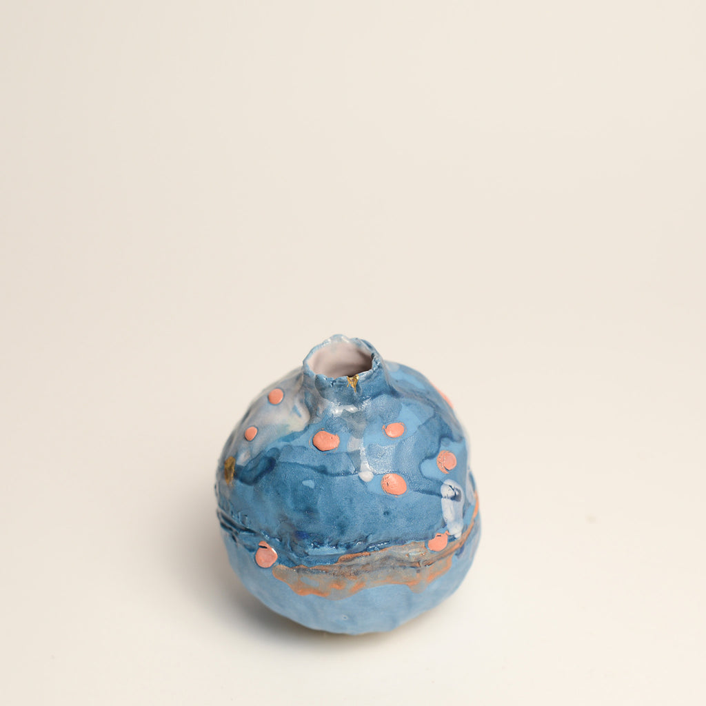 Ceramic vessel handmade by Tessy King using handbuilding and pinching techniques. Tessy is an Australian ceramicist based in Melbourne where she creates contemporary ceramics using handbuilding techniques and playing with texture.