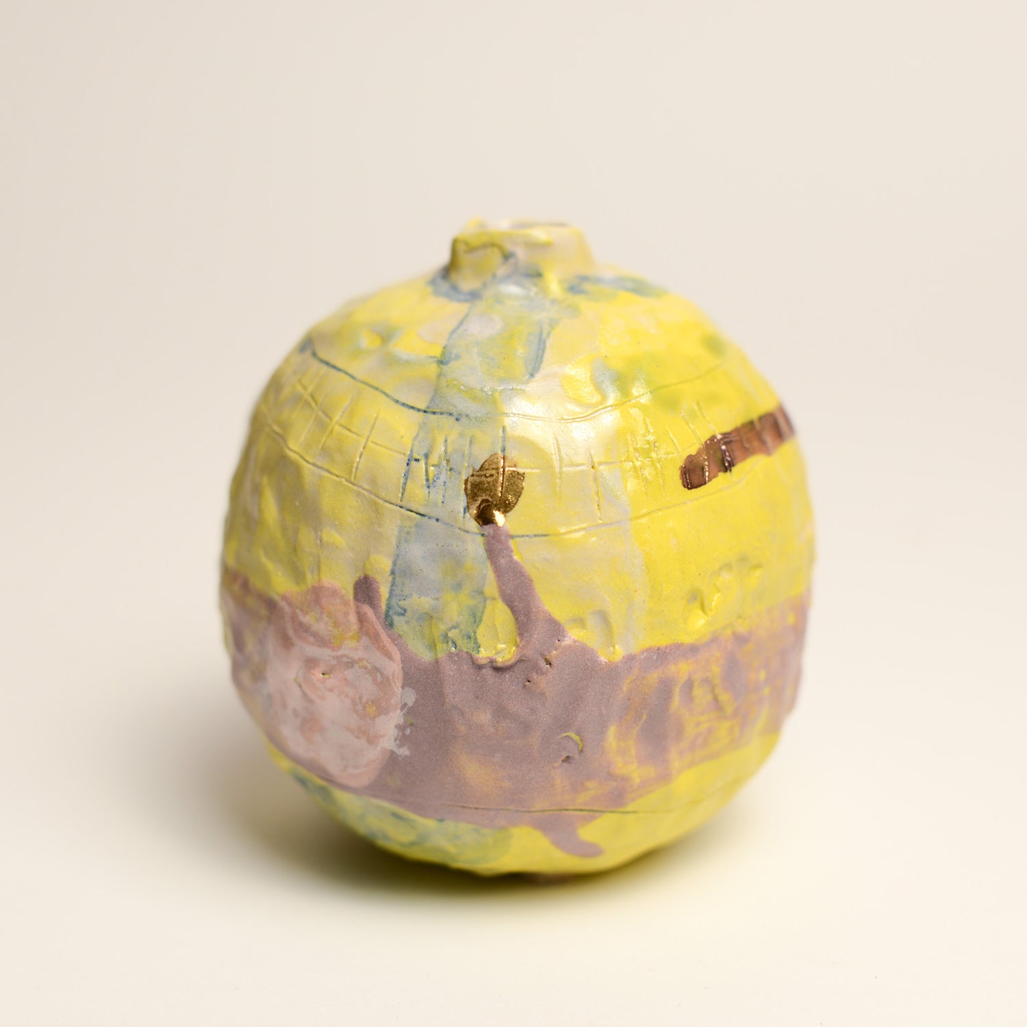 Ceramic vessel handmade by Tessy King using handbuilding and pinching techniques. Tessy is an Australian ceramicist based in Melbourne where she creates contemporary ceramics using handbuilding techniques and playing with texture.