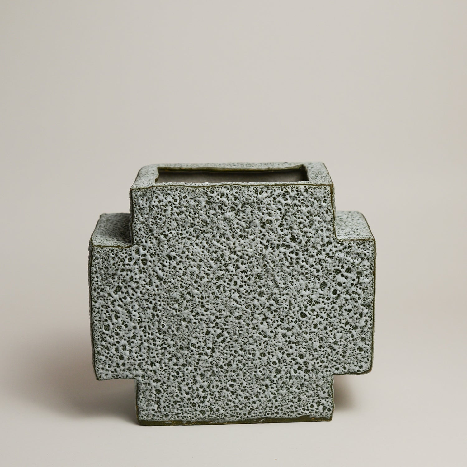 SHARON ALPREN is a Melbourne based ceramic artist based in the Macedon Ranges. Working predominantly with richly coloured and textured stoneware clays and glazes, her work strikes a balance between creating both functional and sculptural pieces for the home.  Sharon took up ceramics 15 years ago after relocating to Australia from her native UK where she had a background in Textiles.