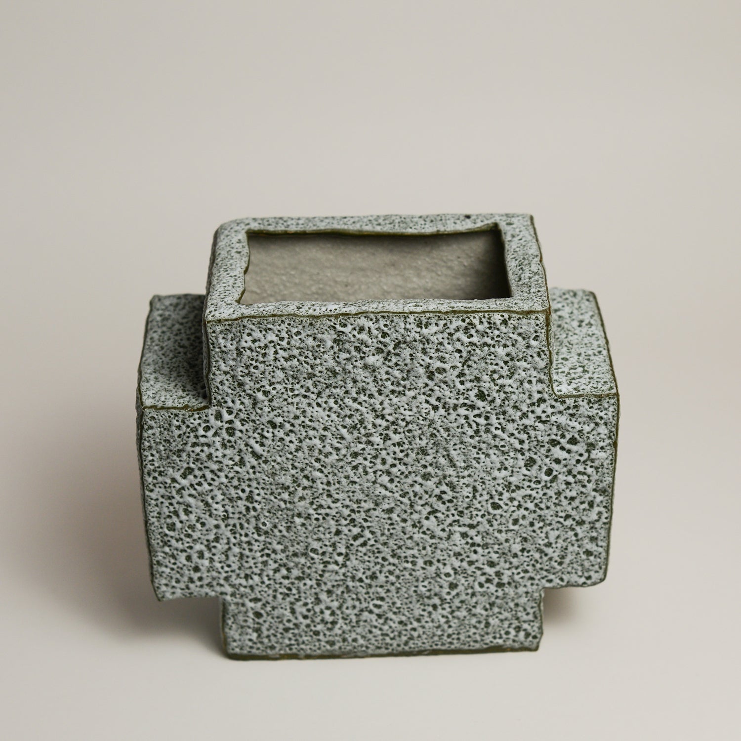 SHARON ALPREN is a Melbourne based ceramic artist based in the Macedon Ranges. Working predominantly with richly coloured and textured stoneware clays and glazes, her work strikes a balance between creating both functional and sculptural pieces for the home.  Sharon took up ceramics 15 years ago after relocating to Australia from her native UK where she had a background in Textiles.