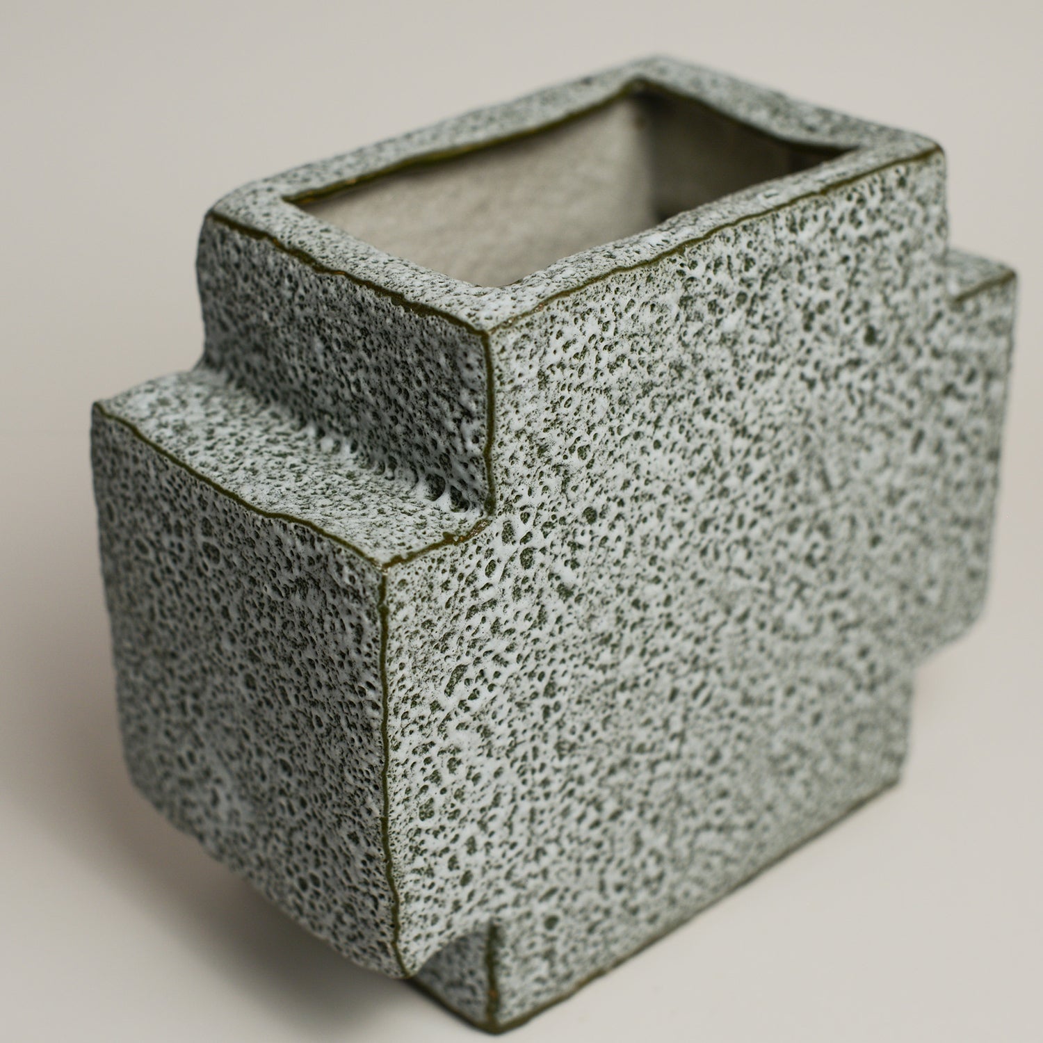 SHARON ALPREN is a Melbourne based ceramic artist based in the Macedon Ranges. Working predominantly with richly coloured and textured stoneware clays and glazes, her work strikes a balance between creating both functional and sculptural pieces for the home.  Sharon took up ceramics 15 years ago after relocating to Australia from her native UK where she had a background in Textiles.